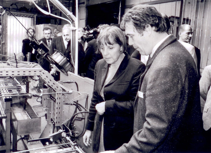 Angela Merkel (damalige Umweltministerin) mit DFS-Präsident Erich Terbrack.