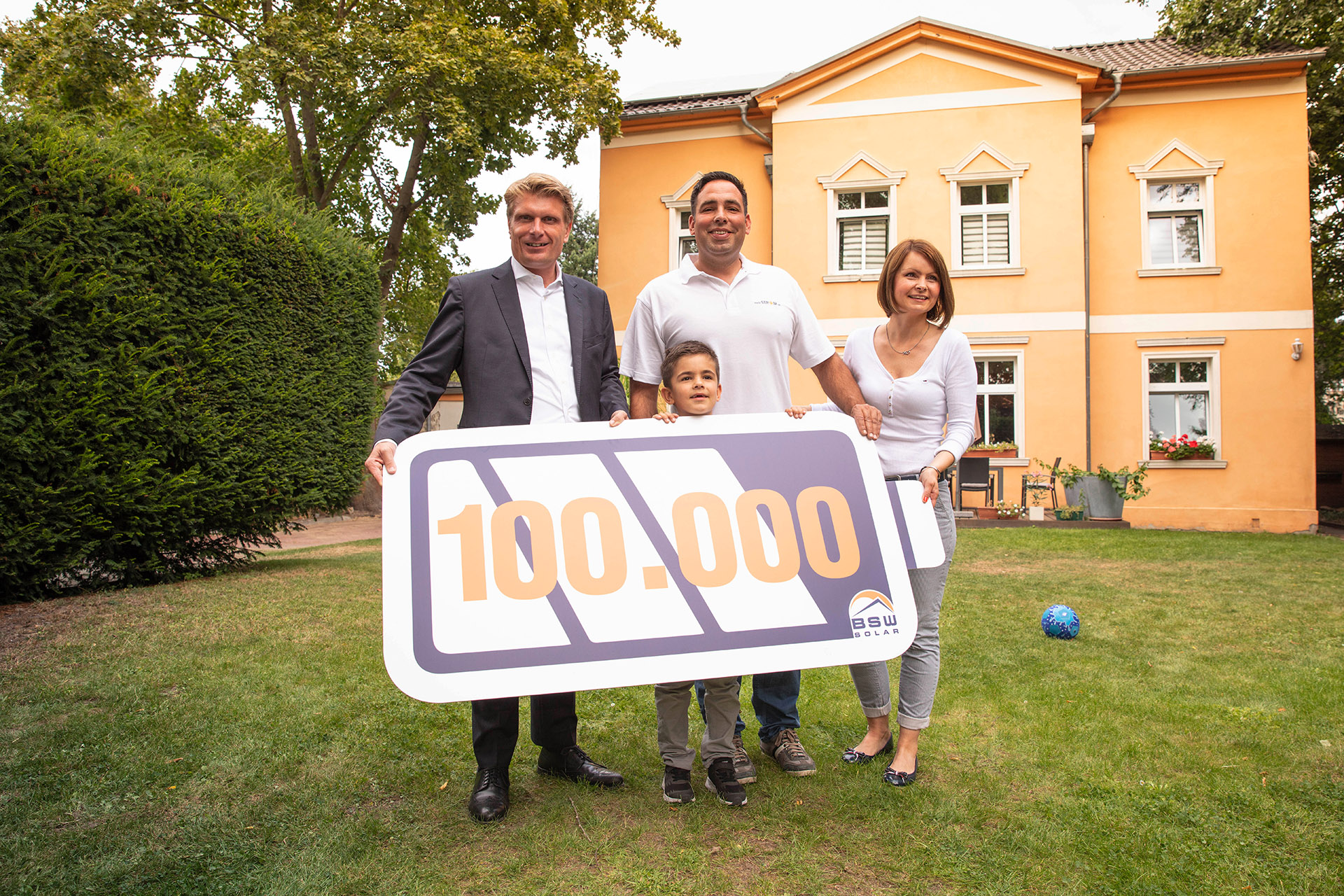 Familie Keller hat den 100.000. Solarstromspeicher