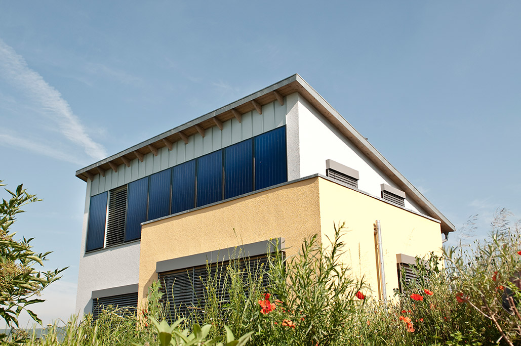 Architekturhaus mit Solarthermie-Kollektoren