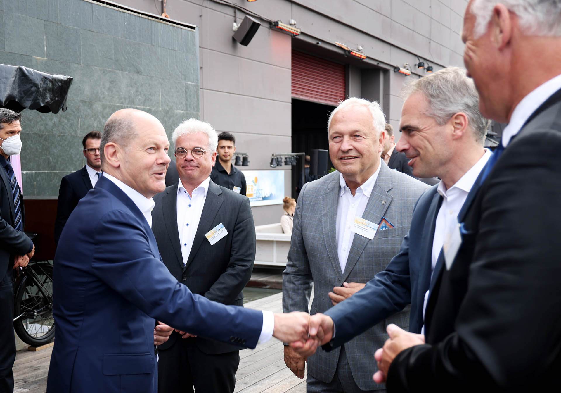 BSW-Hauptgeschäftsführer Körnig (rechts) begrüßt Bundeskanzler Olaf Scholz.